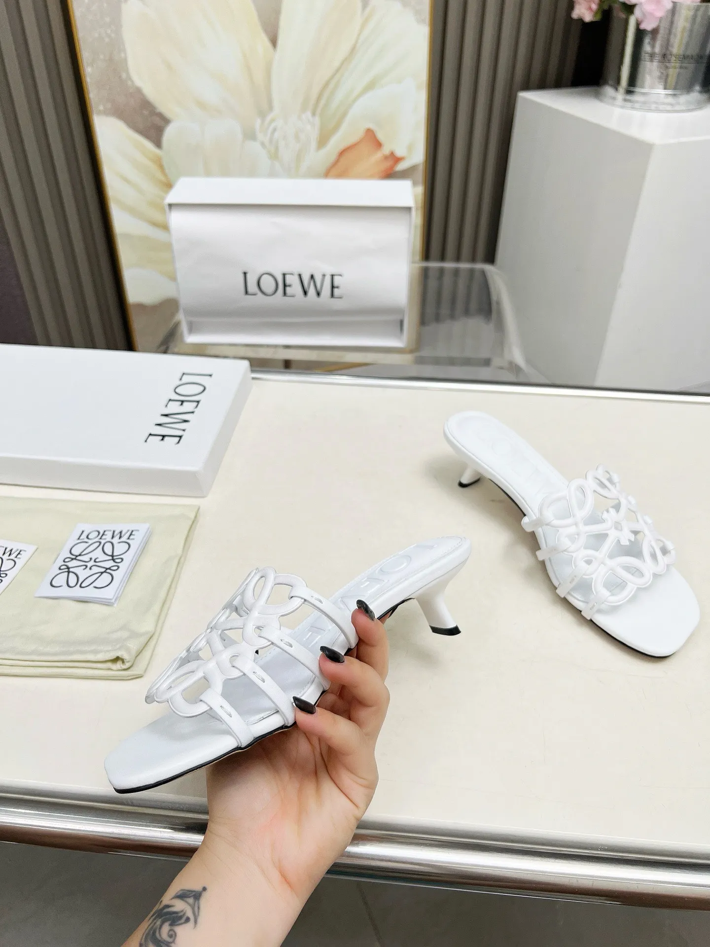 👟👟Ex-factory price 500👟👟 LOEWE 2025 SS summer limited edition hollow slippers, it is a very comprehensive noble fashion brand, highly recommended to all little fairies.   1⃣️Material: Imported cowhide 2⃣️Inner lining: Imported Italian lambskin, super soft and delicate 3⃣️Outsole: Imported Italian original original color genuine leather outsole Heel height 4.5 4⃣️Code number: 35 to 39 (40.41.42.43. Customized)
